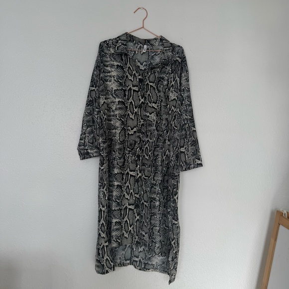 glam Dresses & Skirts - Glam Monochrome Snakeskin Pattern shirt dress
